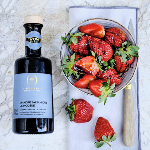 Premium lagret balsamico fra Modena på jordbær, Oliviers & Co
