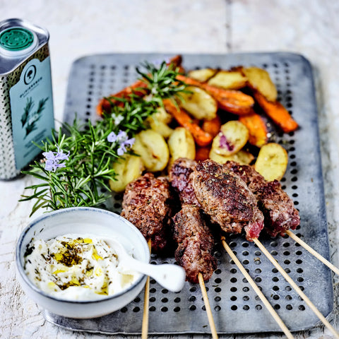 Opskrift på kofta på spyd med yoghurtdressing fra Oliviers & Co