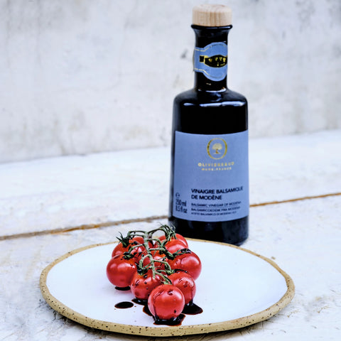 Premium lagret balsamico fra Modena på tomater, Oliviers & Co