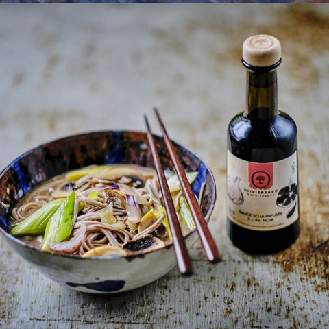 Soya sauce med sort hvidløg fra Oliviers & Co